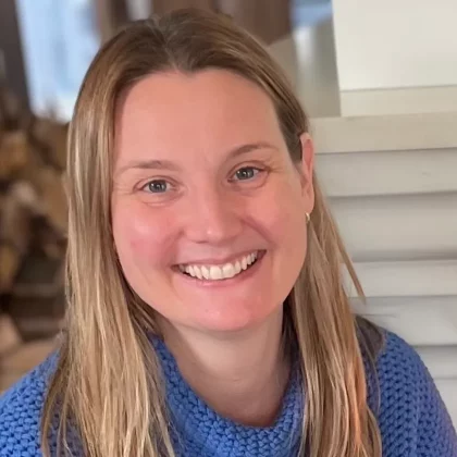 Another professional headshot of Donna Bartlett, counsellor at Niah Counselling, showcasing her role in integrative counselling both in Reading and online.